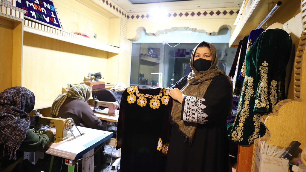 Parwin Zafar dans son atelier de couture à Mazar-i-Sharif. Elle emploie actuellement 16 femmes.